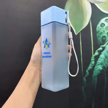 BÌNH NƯỚC NHỰA VUÔNG IN LOGO THEO YÊU CẦU - QUÀ TẶNG DOANH NGHIỆP GIÁ TỐT