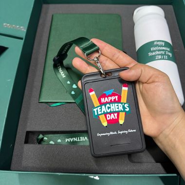 BỘ QUÀ TẶNG SỔ TAY - BÌNH NƯỚC - THẺ ĐEO IN LOGO CHO NGÀY 20/11