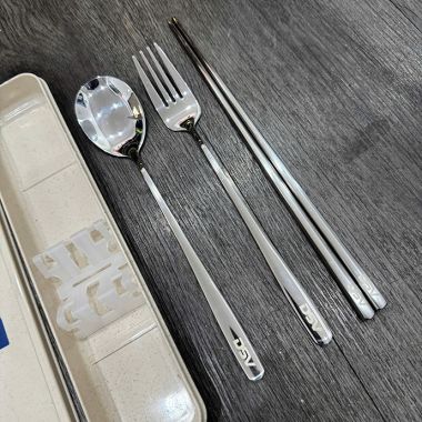 BỘ MUỖNG ĐŨA INOX IN LOGO – QUÀ TẶNG DOANH NGHIỆP THIẾT THỰC & CAO CẤP