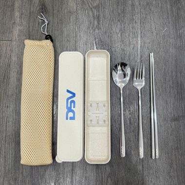 BỘ MUỖNG ĐŨA INOX IN LOGO – QUÀ TẶNG DOANH NGHIỆP THIẾT THỰC & CAO CẤP