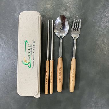 BỘ MUỖNG ĐŨA NĨA CÁN GỖ KHẮC LOGO