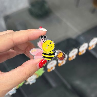 HUY HIỆU KIM LỌAI HÌNH ONG MẬT IN LOGO THEO YÊU CẦU