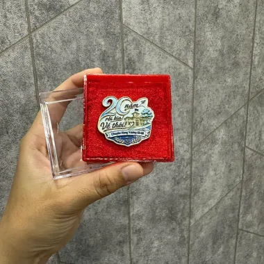 HUY HIỆU KIM LOẠI CAO CẤP - SẢN XUẤT HUY HIỆU CÀI ÁO IN LOGO THEO YÊU CẦU