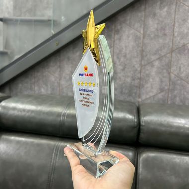 KỶ NIỆM CHƯƠNG PHA LÊ NGÔI SAO CAO CẤP – CÚP VINH DANH DOANH NGHIỆP SANG TRỌNG