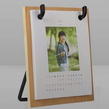 LỊCH ĐỂ BÀN GỖ DẠNG VÒNG TREO - SANG TRỌNG, TỐI GIẢN