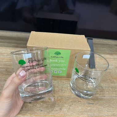 LY THỦY TINH IN LOGO – QUÀ TẶNG DOANH NGHIỆP TINH TẾ, THIẾT THỰC