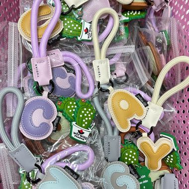 MÓC KHÓA CHỮ CÁI KẾT HỢP LOGO ĐỔ CAO SU - QUÀ TẶNG GIÁ RẺ