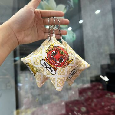 MÓC KHÓA GỐI BÔNG IN LOGO – QUÀ TẶNG NHỎ GỌN, DẤU ẤN THƯƠNG HIỆU LỚN