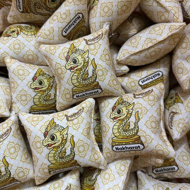 MÓC KHÓA GỐI BÔNG IN LOGO – QUÀ TẶNG NHỎ GỌN, DẤU ẤN THƯƠNG HIỆU LỚN