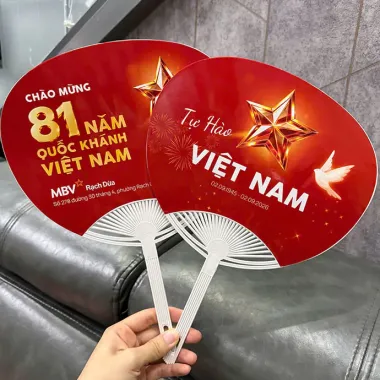 QUẠT NHỰA NAN HOA IN LOGO – QUẠT CẦM TAY IN HÌNH THEO YÊU CẦU