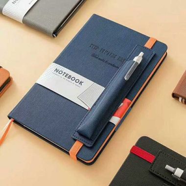 SỔ TAY A5 CÓ DÂY THUN - HỘP ĐỰNG BÚT IN LOGO