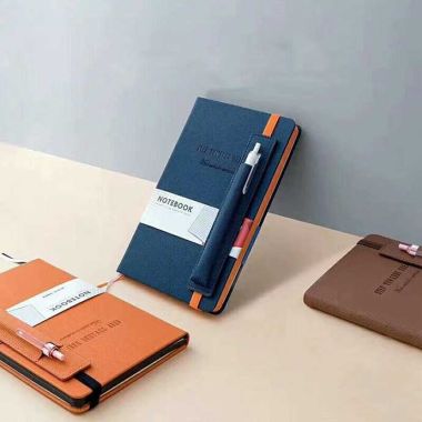 SỔ TAY A5 CÓ DÂY THUN - HỘP ĐỰNG BÚT IN LOGO