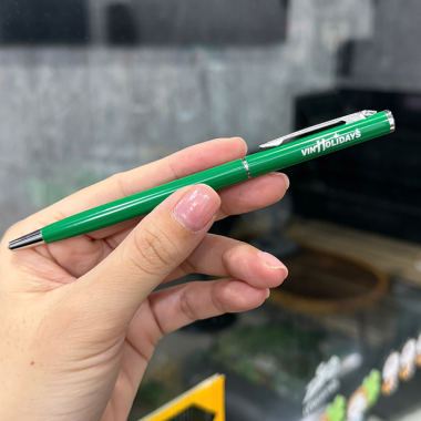 BÚT KIM LOẠI XOAY THÂN NHỎ IN LOGO VINHOLIDAYS