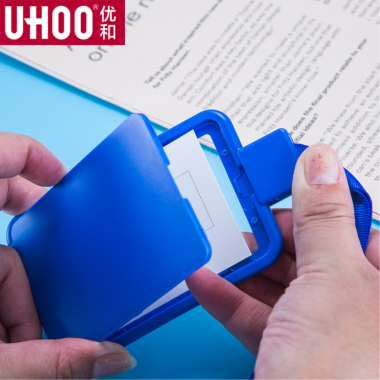BAO ĐỰNG THẺ BẰNG NHỰA KÈM DÂY ĐEO UHOO