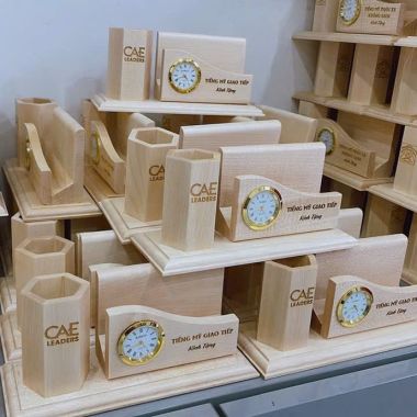 KHAY ĐỰNG BÚT BẰNG GỖ KÈM ĐỒNG HỒ KHẮC LOGO THEO YÊU CẦU