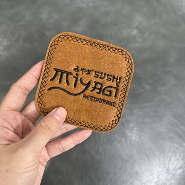 ĐẾ LÓT LY VẢI THÊU LOGO GIÁ RẺ - XƯỞNG SẢN XUẤT LÓT LY VẢI