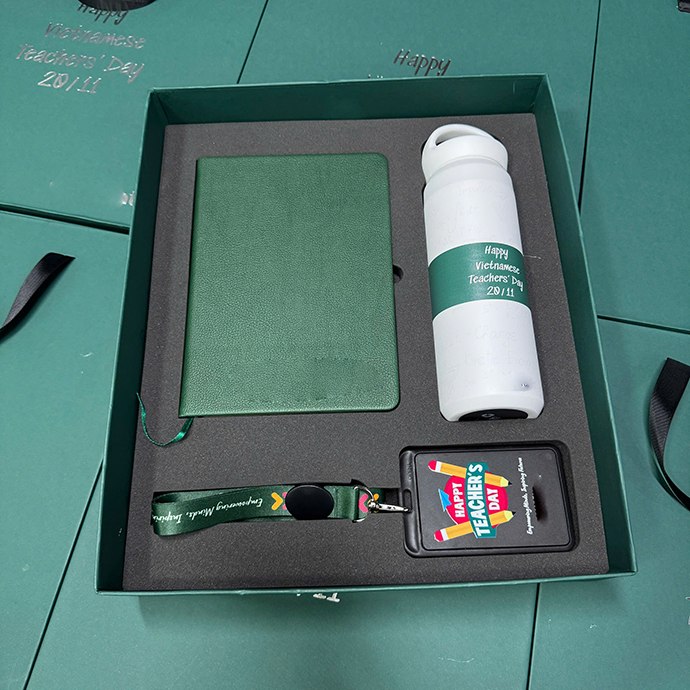 BỘ QUÀ TẶNG SỔ TAY - BÌNH NƯỚC - THẺ ĐEO IN LOGO CHO NGÀY 20/11