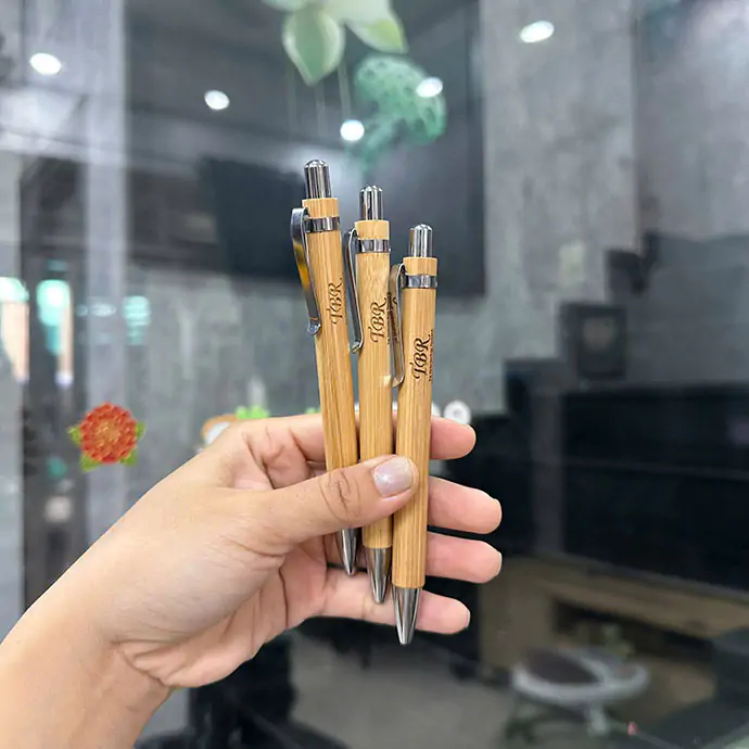 BÚT TRE KHẮC LOGO – QUÀ TẶNG DOANH NGHIỆP XANH, CAO CẤP & KHÁC BIỆT