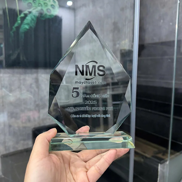 KỶ NIỆM CHƯƠNG PHA LÊ KHẮC TÊN NHÂN VIÊN