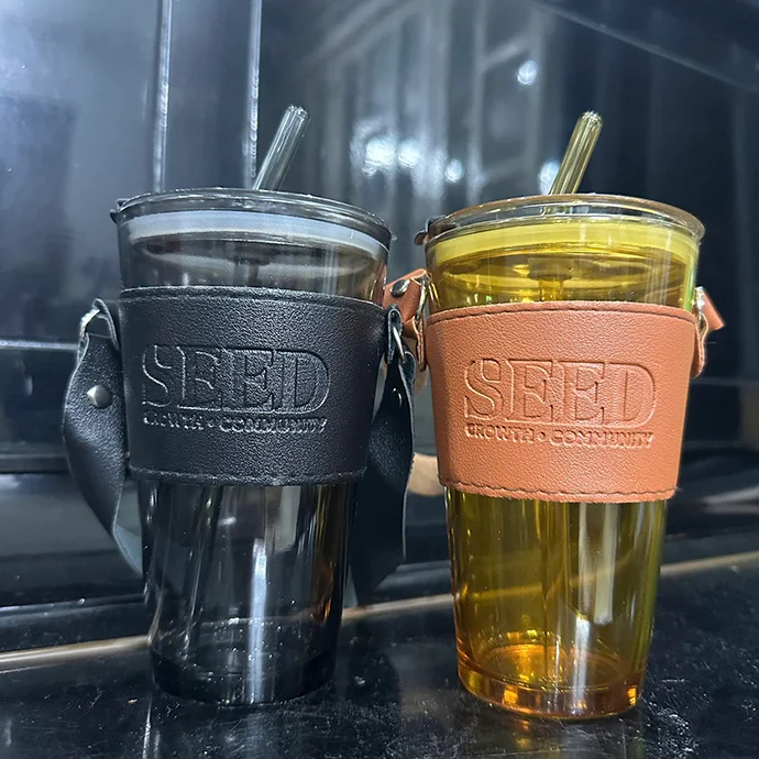 LY THỦY TINH IN LOGO KÈM QUAI DA CAO CẤP