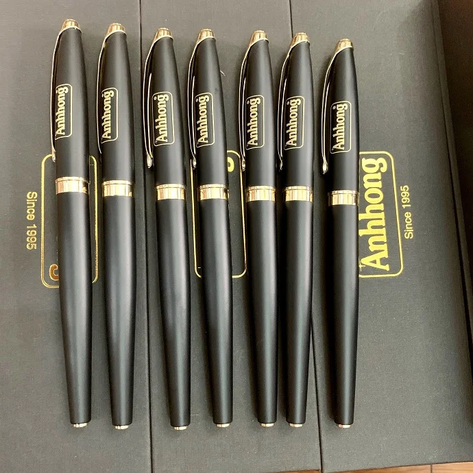 BÚT KÝ KIM LOẠI BẬT NẮP IN LOGO ÁNH HỒNG KÈM HỘP ĐỰNG