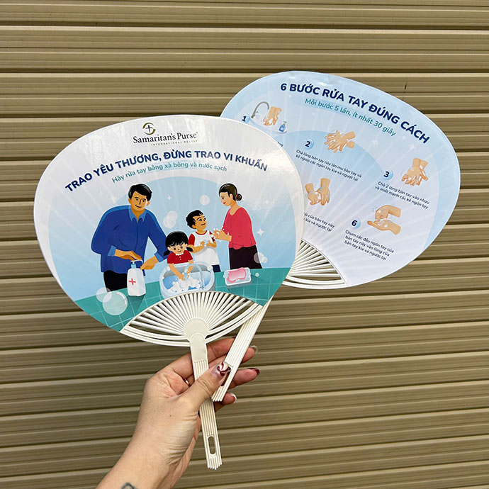 QUẠT NHỰA IN LOGO THEO YÊU CẦU – GIẢI PHÁP QUẢNG BÁ THƯƠNG HIỆU HIỆU QUẢ