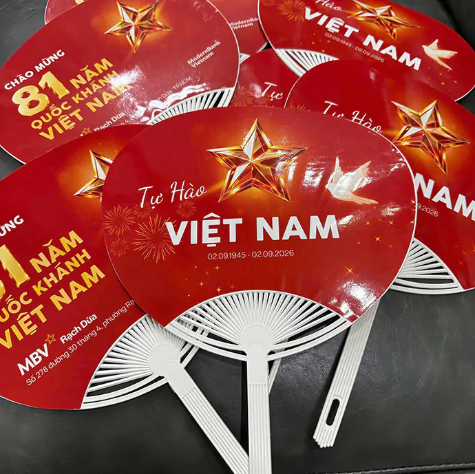 QUẠT NHỰA NAN HOA IN LOGO – QUẠT CẦM TAY IN HÌNH THEO YÊU CẦU