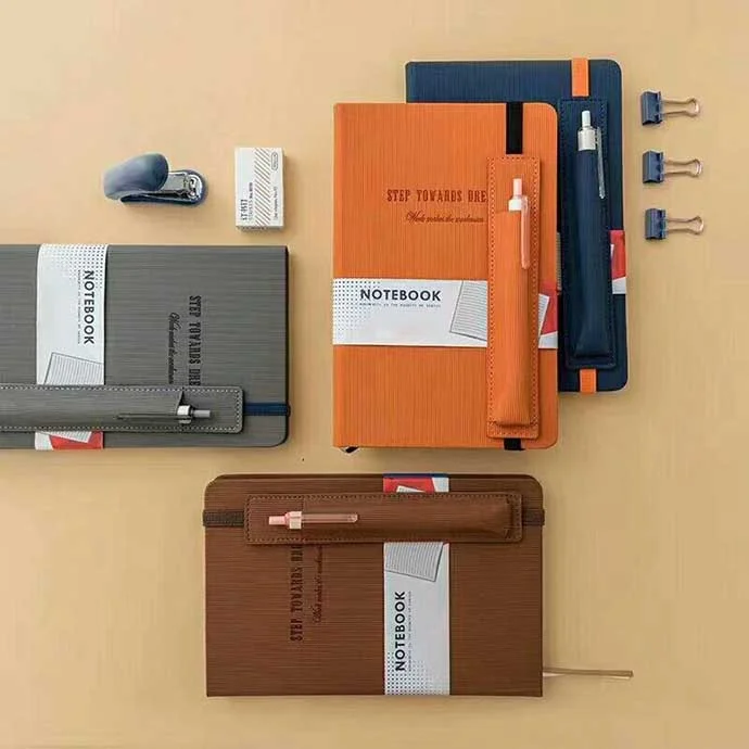 SỔ TAY A5 CÓ DÂY THUN - HỘP ĐỰNG BÚT IN LOGO