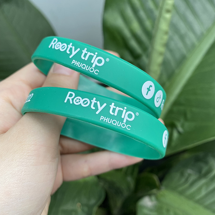 VÒNG TAY CAO SU IN NỔI LOGO ROOTY TRIP PHÚ QUỐC