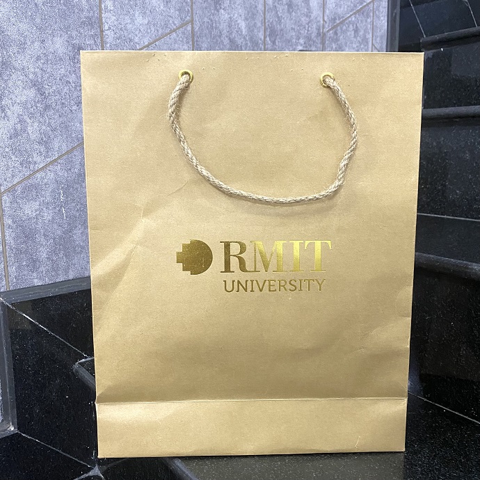 TÚI GIẤY KRAFT CÓ QUAI IN LOGO RMIT - XƯỞNG SẢN XUẤT TÚI GIẤY GIÁ RẺ