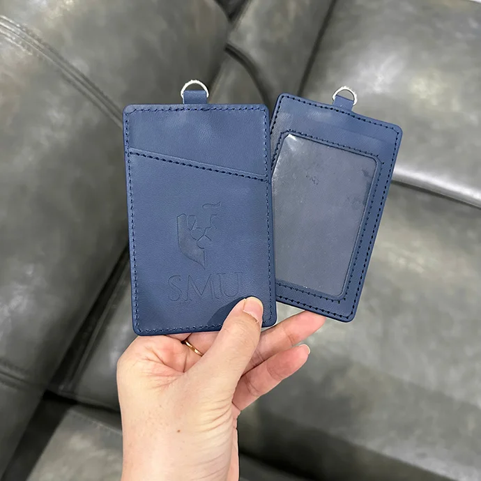 THẺ TREO HÀNH LÝ DA SIMILI MÀU XANH – DẬP LOGO SMU CAO CẤP